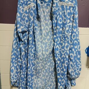 Weekend White blue spotted medium ladies shirt. Blouse.